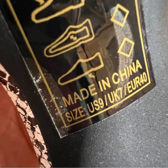 Qupid snake print closed toe heels size 9 - Picture 10 of 11